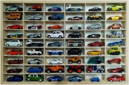 Puidust riiul mudelautodele 54 lahtriga