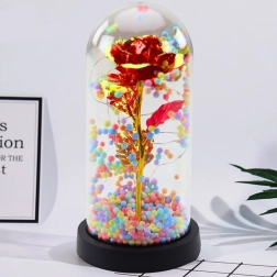 Igavene roos kuplis LED-valgustuse ja värviliste kuulidega punane