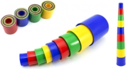 Värviline virnastatav tassipüramiid