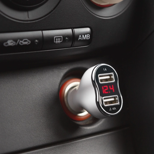 Kahe USB-pordi ning pinge ja voolu mõõtmisega sigaretisüütajaadapter, valge