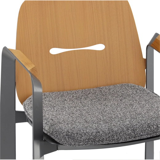 Tiikpuidust käetoed ja ergonoomiline seljatugi