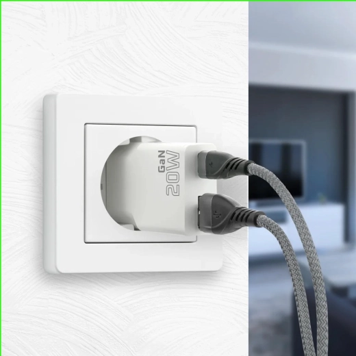Two outputs: USB‑C PD + USB‑A QC 3.0