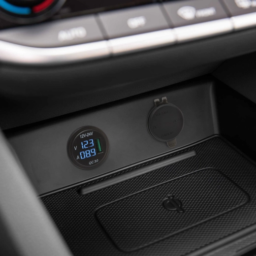 Autosse paigaldatav USB-pesa QC 3.0 ja voltmeetriga