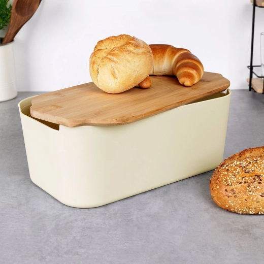 Bamboo lid serves as a cutting board