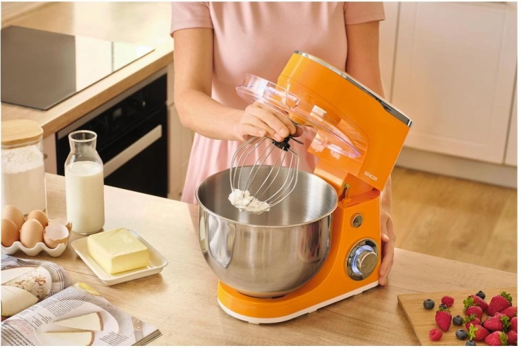 Spacious 5.5 l stainless steel bowl