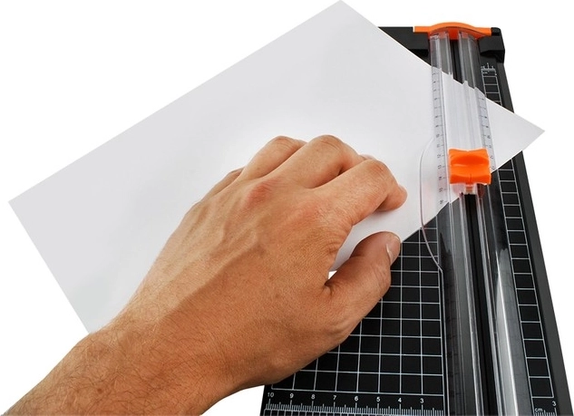 Safe sliding blade for a clean cut