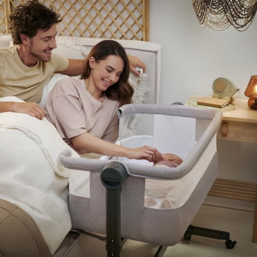 2-in-1: bedside and standalone crib