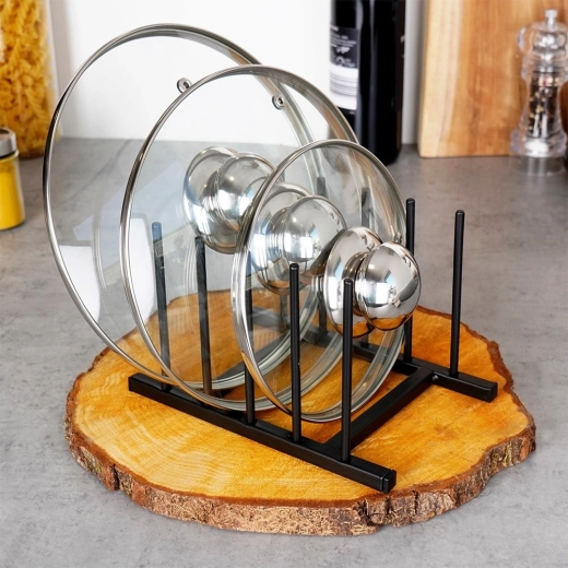 Kord ja ülevaade köögitasapinnal ning kapis