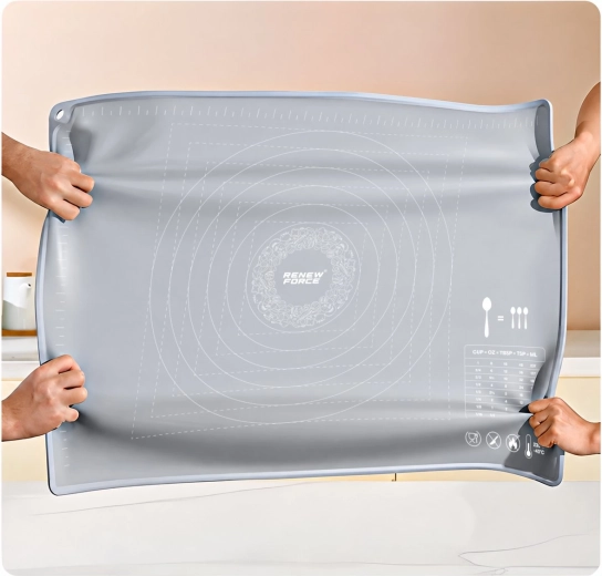 Large 70 × 50 cm surface for comfortable work