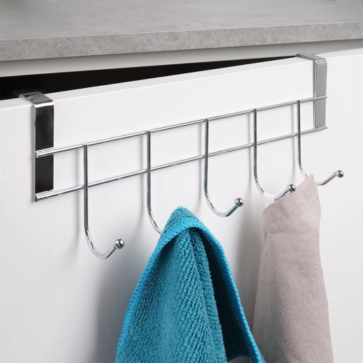 Five sturdy hooks for maximum organization