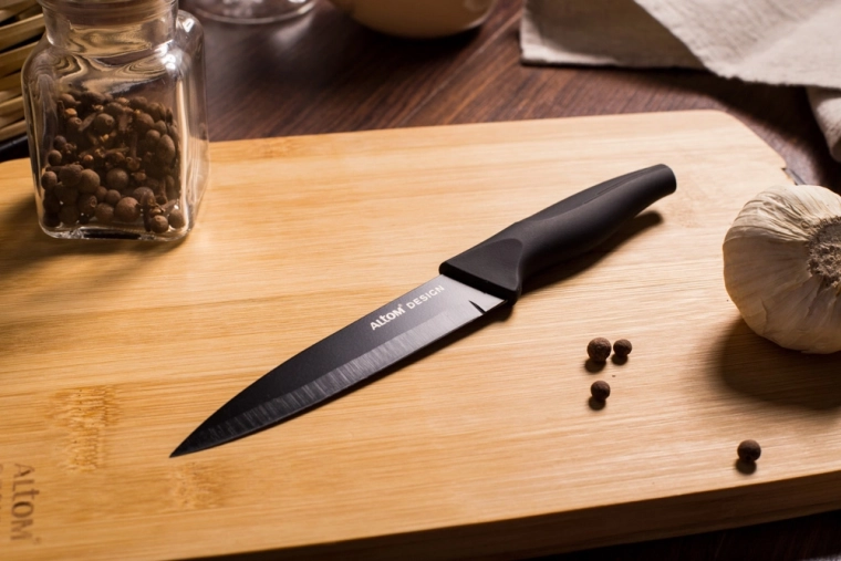 Universal knife for everyday cooking