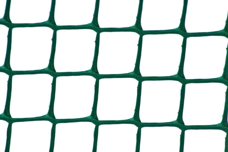 Durable plastic net with uniform meshes