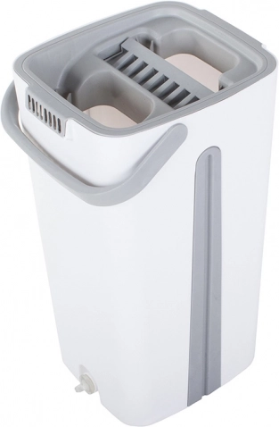 Rinsing and wringing without dirty hands