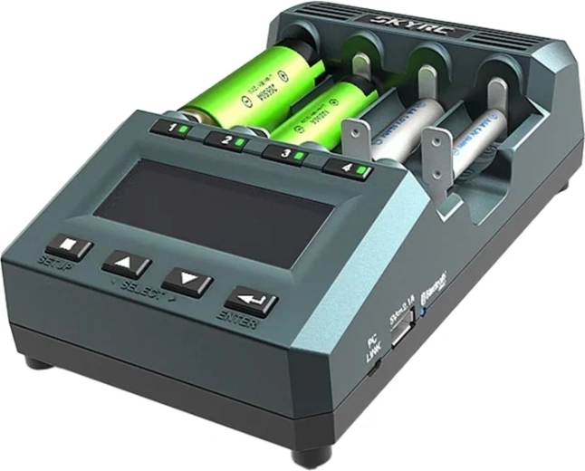 SkyRC MC3000 laadija AA- ja AAA-patareidele