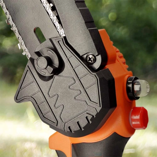 Easy chain lubrication with a manual oil pump