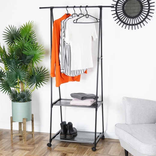 Kaks praktilist alumist riiulit