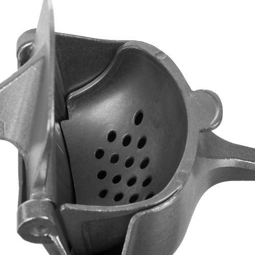 Removable strainer for clear juice