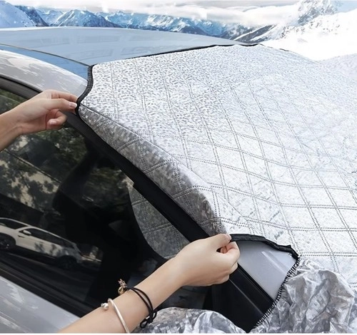 Secure fastening: 6 magnets, handles and door flaps