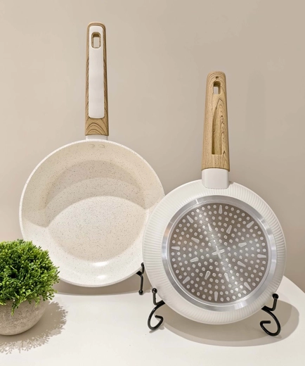 Pann Kitchisimo Bianco 24 cm keraamilise mittenakkuva kattega