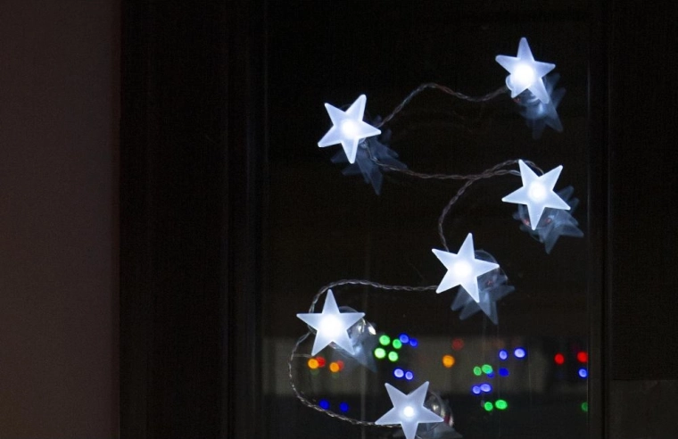 Battery-powered decorative lighting
