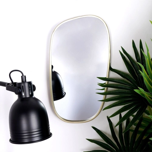 Elegantne metallraam kuldses toonis