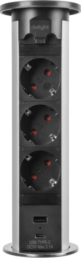 Kolm pistikupesa ja USB-laadimine