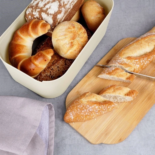 Keeps baked goods neatly stored