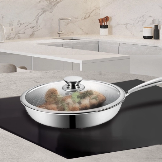Glass lid with steam vent