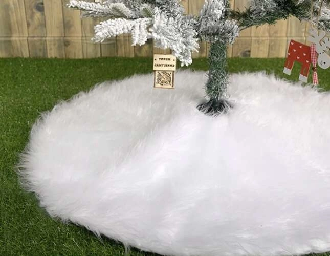 Long-pile faux fur for a “snowy” effect