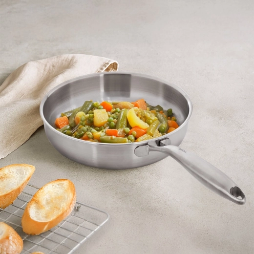 Comfortable long handle for a secure grip