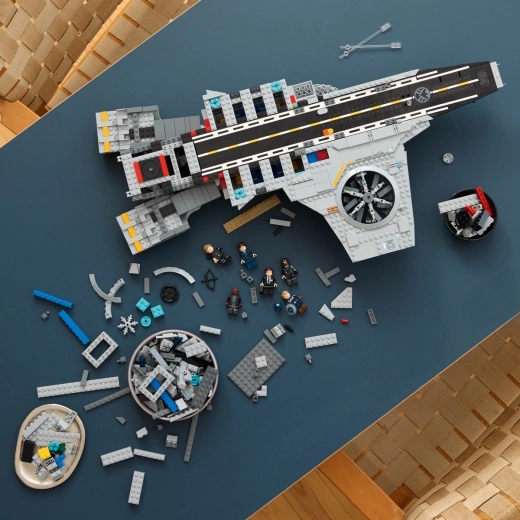 6 minifiguuri Avengersi stseenideks