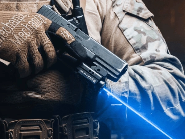 800 lm valgust + sinine laser täpseks sihtimiseks