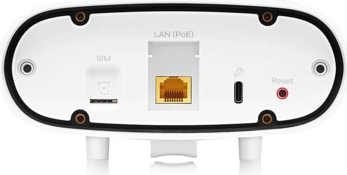 Easy installation with PoE and 2.5GbE