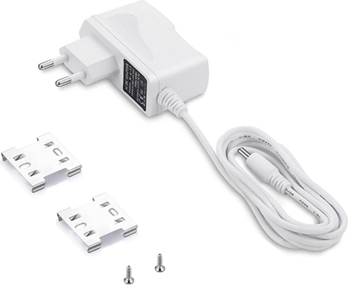 Toiteadapter ja paigaldustarvikud komplektis