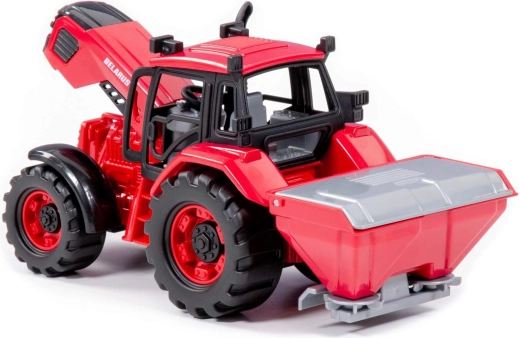 Valgevene traktor haagisega väetamiseks