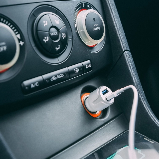 Aut sigaretisüütaja adapter 2 USB-pordi ja 2,4 A voolutugevusega, valge
