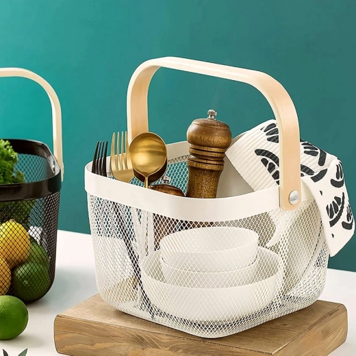 Puuviljakorv – valge metallkorv puidust sangaga