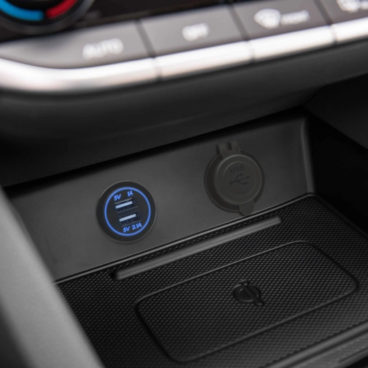 Süvistatav kahe USB-pordiga pistikupesa autosse
