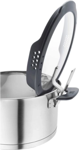 Integrated straining lids and space saving