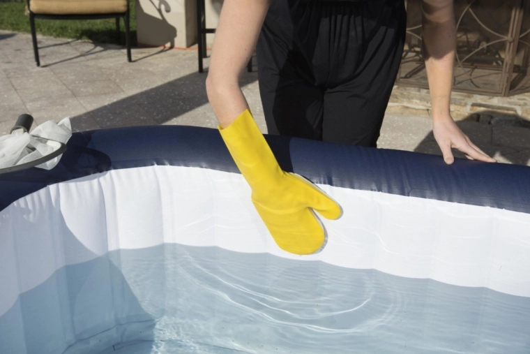 Kummist puhastuskinnas scrub-pinnaga