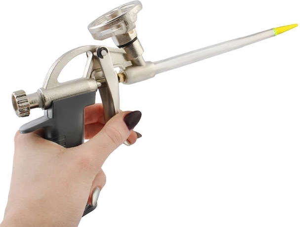 Ergonoomiline käepide ja pikk otsik