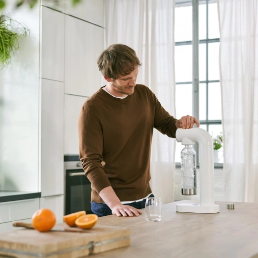 Sparkling water at the press of a button, no electricity