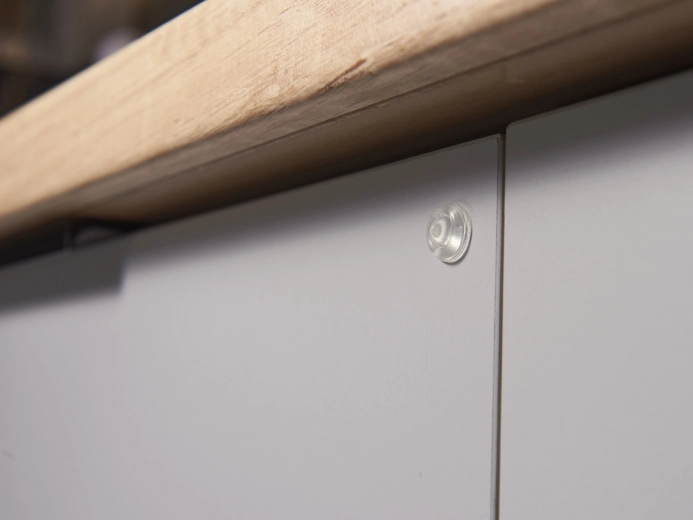 Lihtne isekleepuv paigaldus