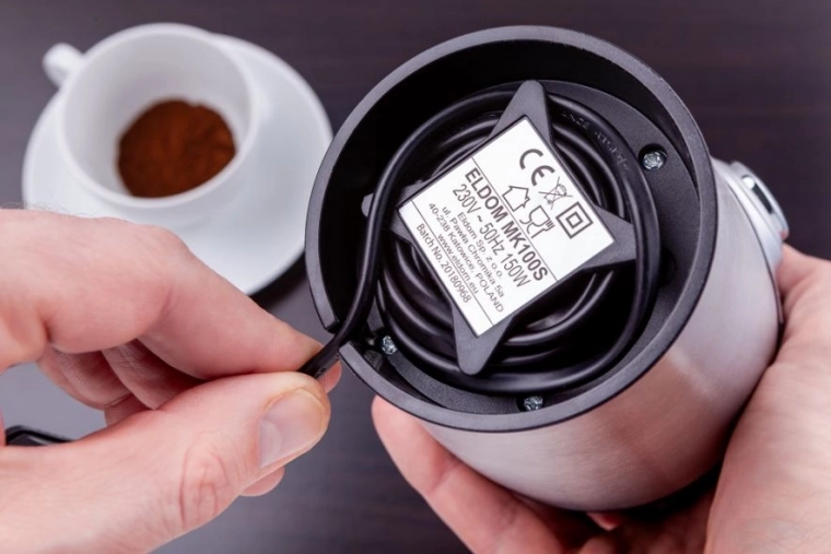 Praktiline juhtme hoiustamine ja libisemisvastased jalad