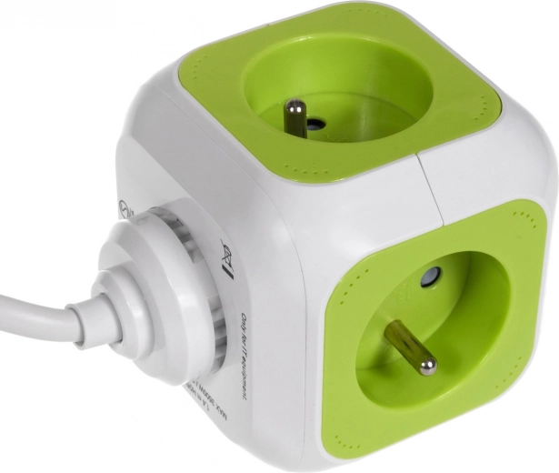 Neli maandatud pistikupesa kompaktses kuubis