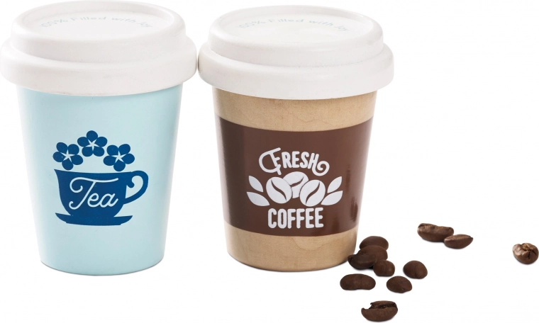 Realistlikud tassid koos kaasidega