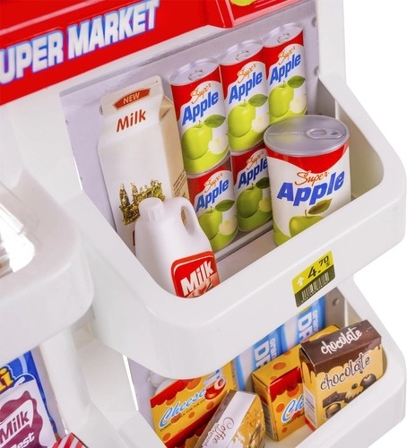 Hästi varustatud riiulid ja realistlikud toiduained