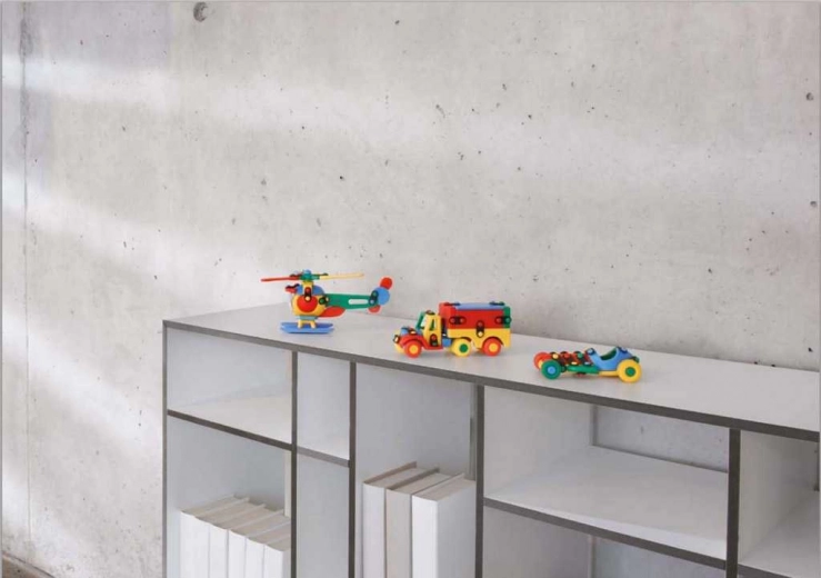 Värvikas mudel, mis paistab riiulil silma