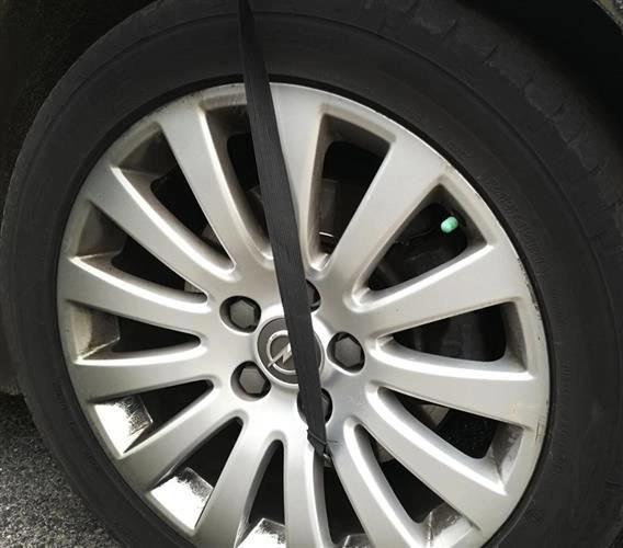 Kindel ja kiire kinnitus rihmade ja konksudega