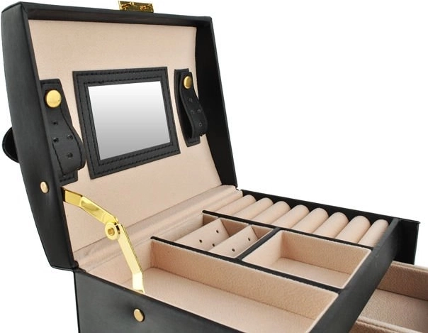 Elegantne välimus peegliga